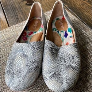 Born Womens Sebra Slip On Shoes Gray Leather Snakeskin Round Toe Size 6